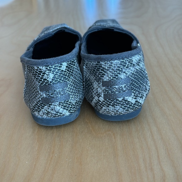 Women’s snake print Toms size 8 - Picture 3 of 7
